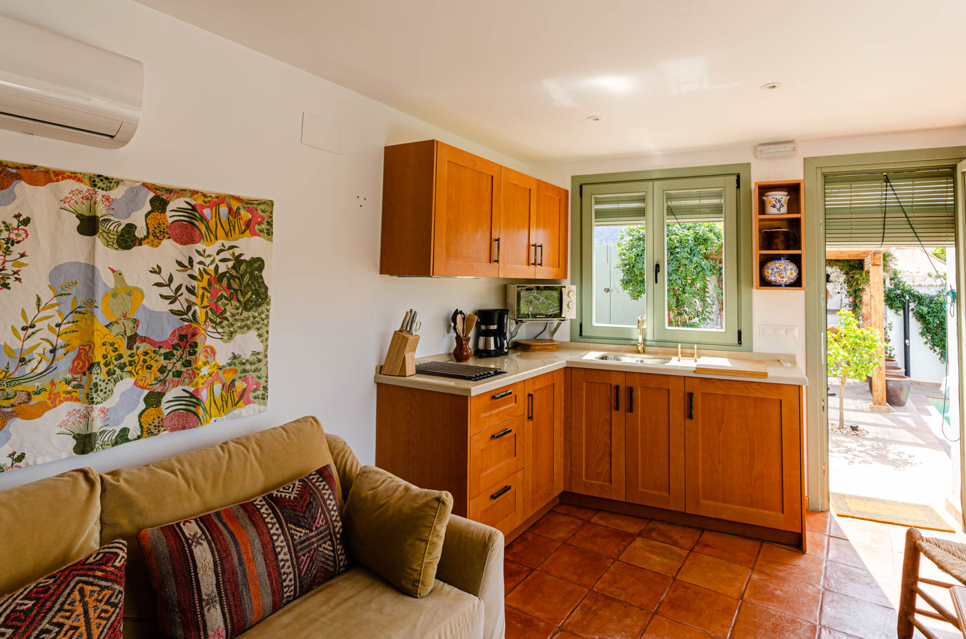 El anexo sale directo a piscina y casa principal